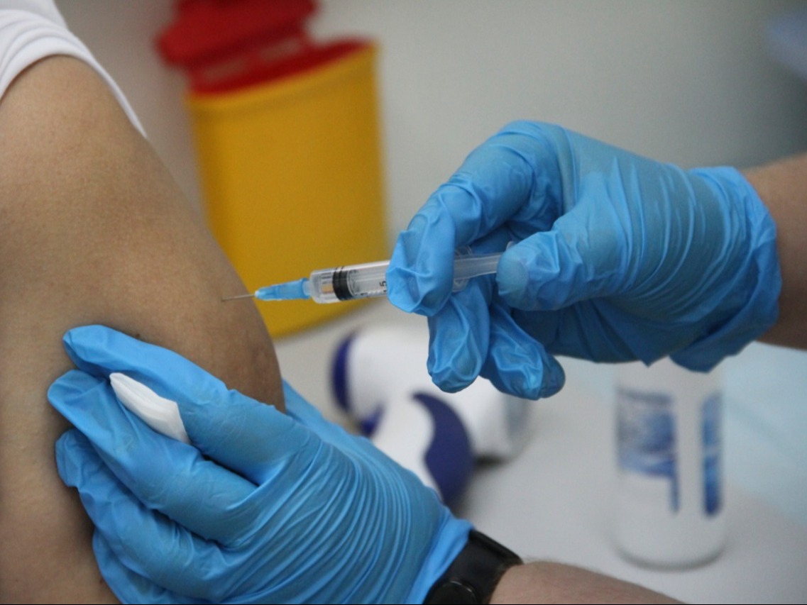 В Корсаковском муниципальном округе продолжается вакцинация взрослого и детского населения.