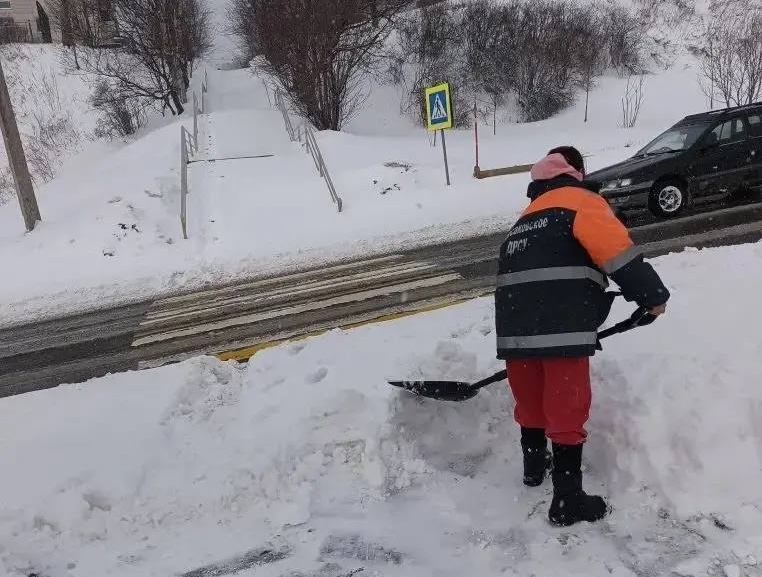 В Корсаковском муниципальном округе продолжается работа по ликвидации последствий циклона.