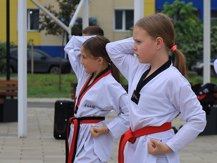 В Корсакове прошла зарядка с Чемпионом.