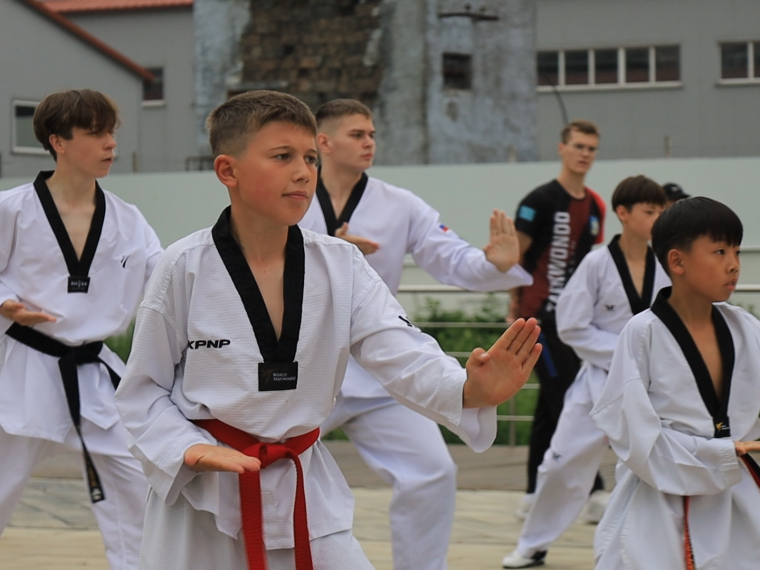 В Корсакове прошла зарядка с Чемпионом.